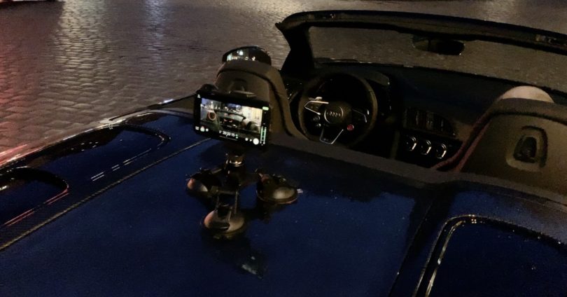 iPhone mit Saugnapfhalterung am Auto befestigt